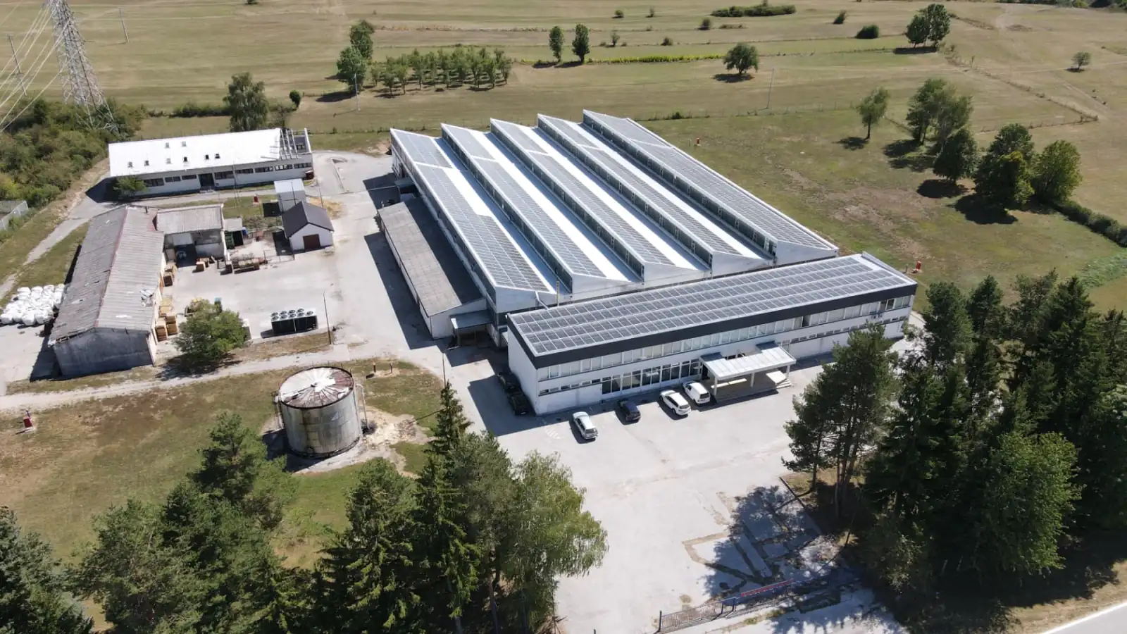 Pogled iz zraka na proizvodni pogon Bosnaplasta sa solarnim panelima